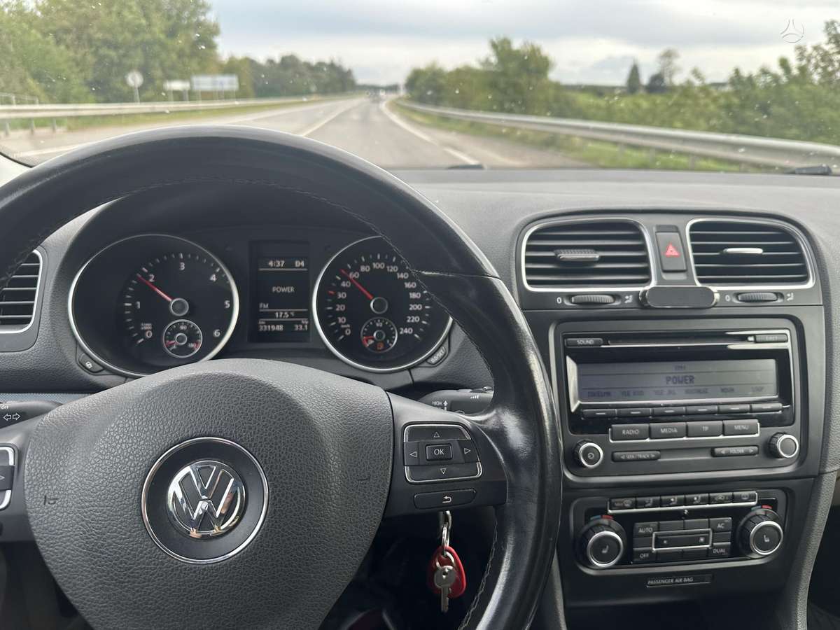 Volkswagen Golf 2010 — rear view