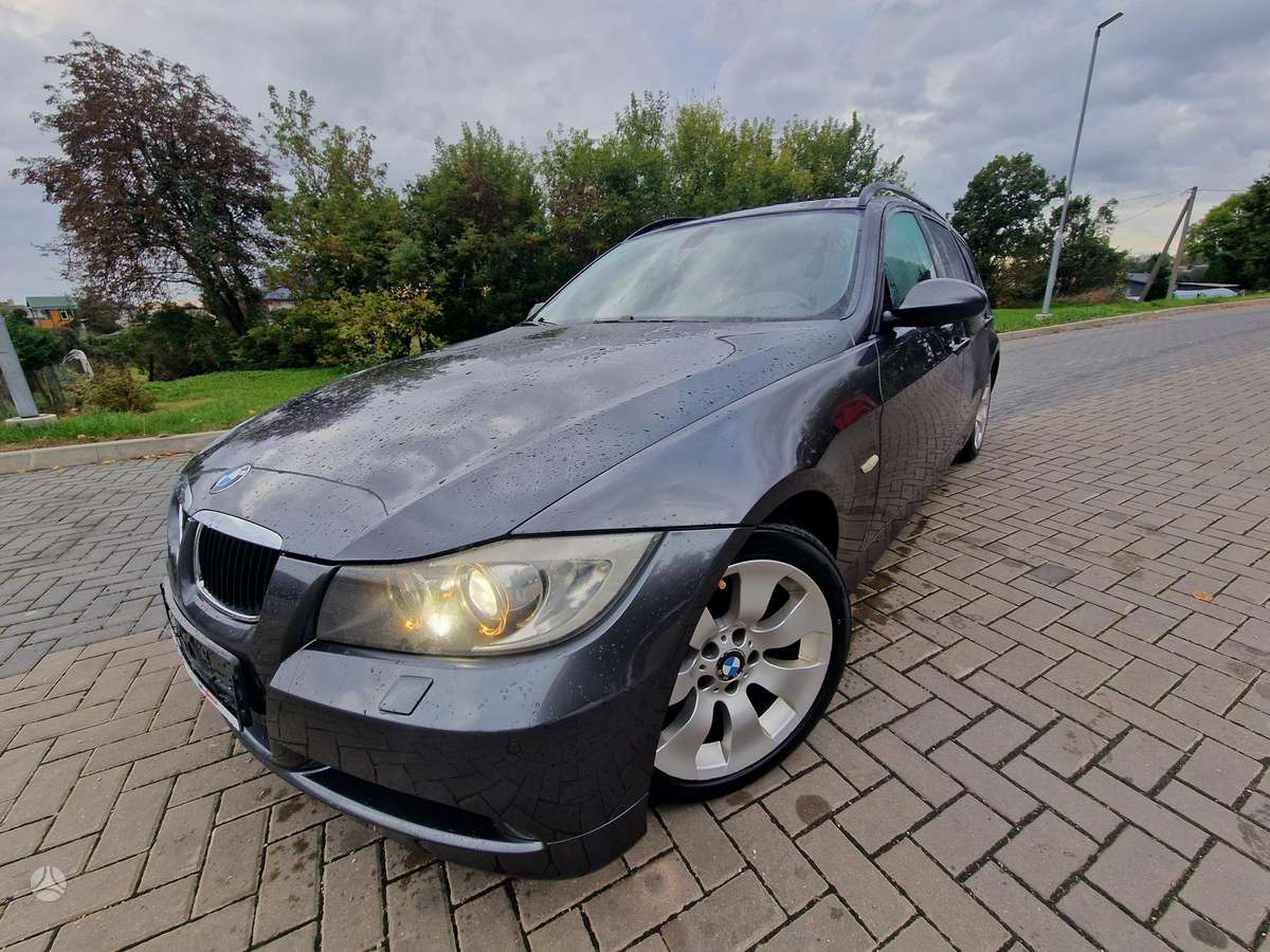 BMW 320 2008 — вигляд ззаду