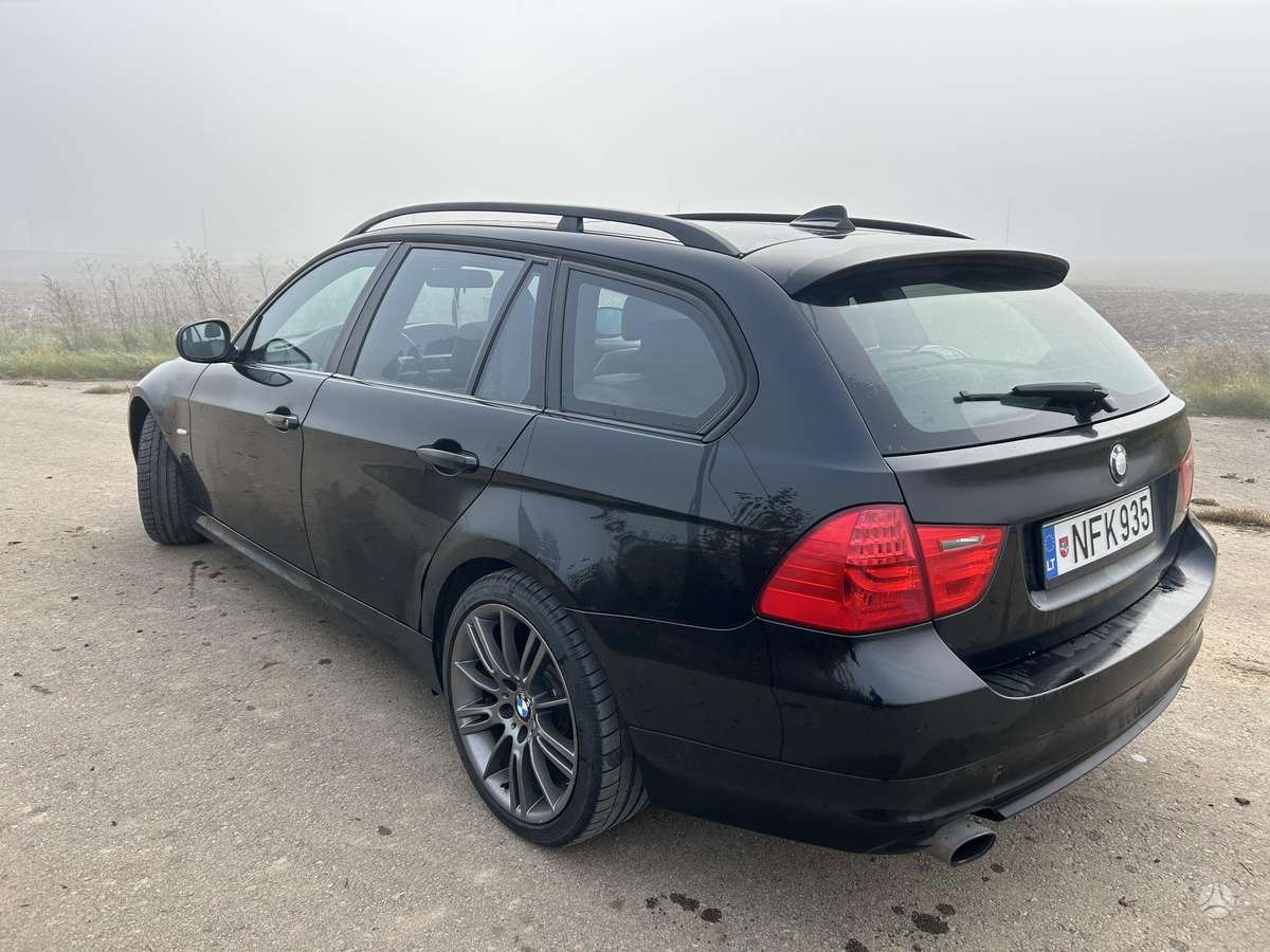 BMW 320 2009 — вигляд ззаду