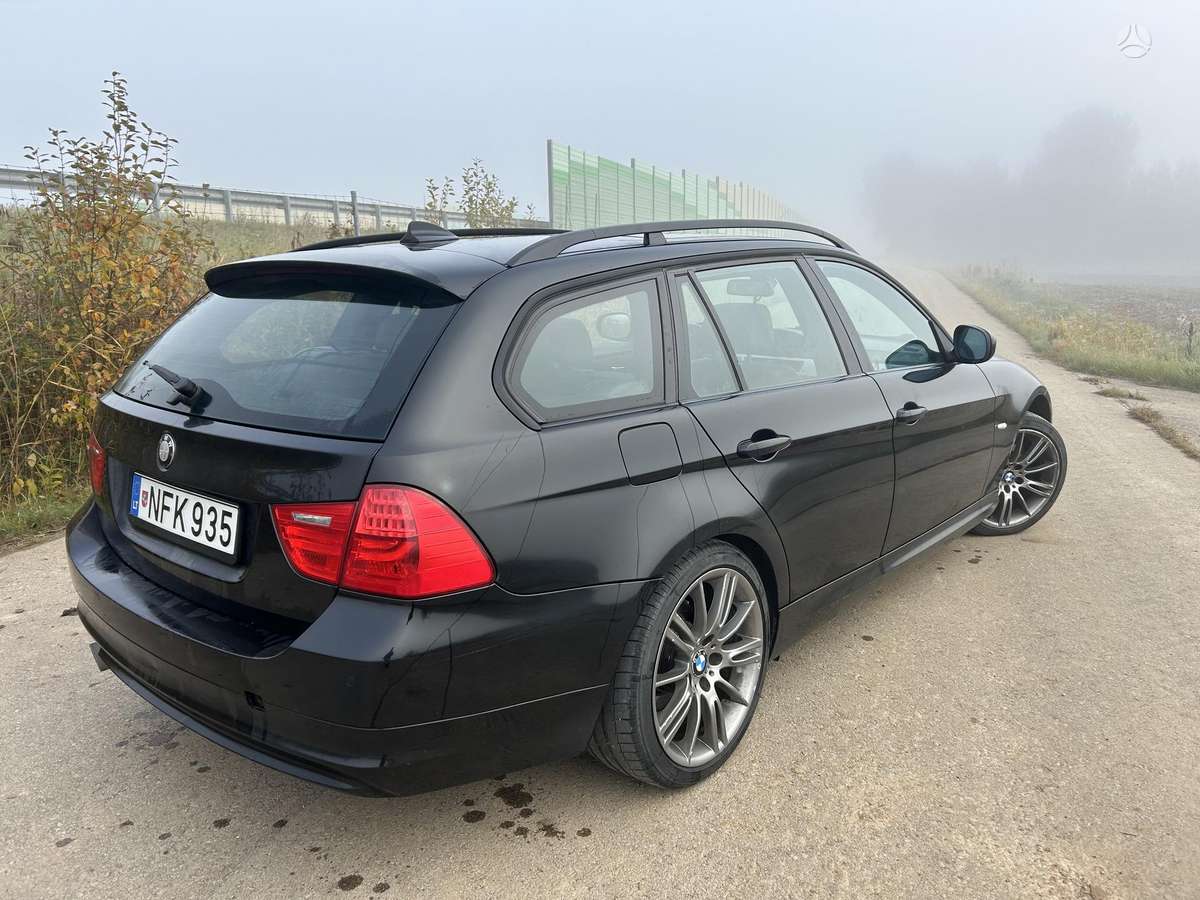 BMW 320 2009 — салон