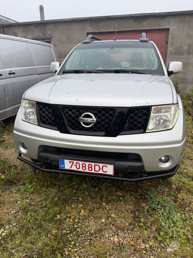Nissan Navara 2007 — rear view