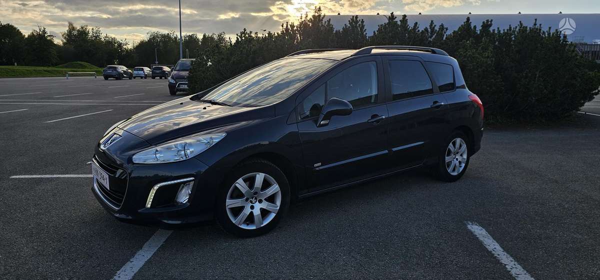 Peugeot 308 2013 — вигляд ззаду