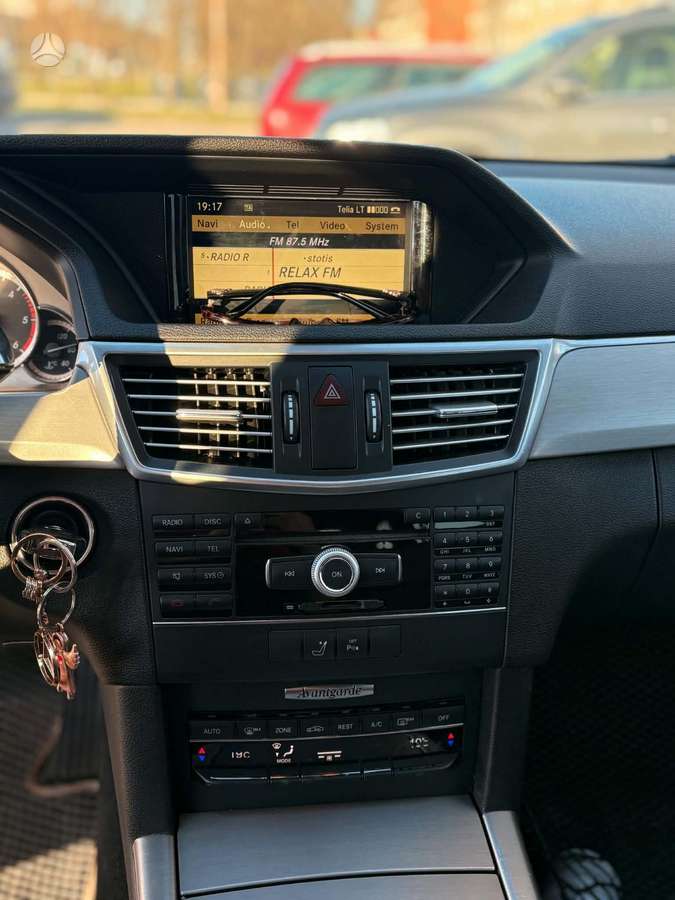 Mercedes-Benz E350 2011 — photo 11