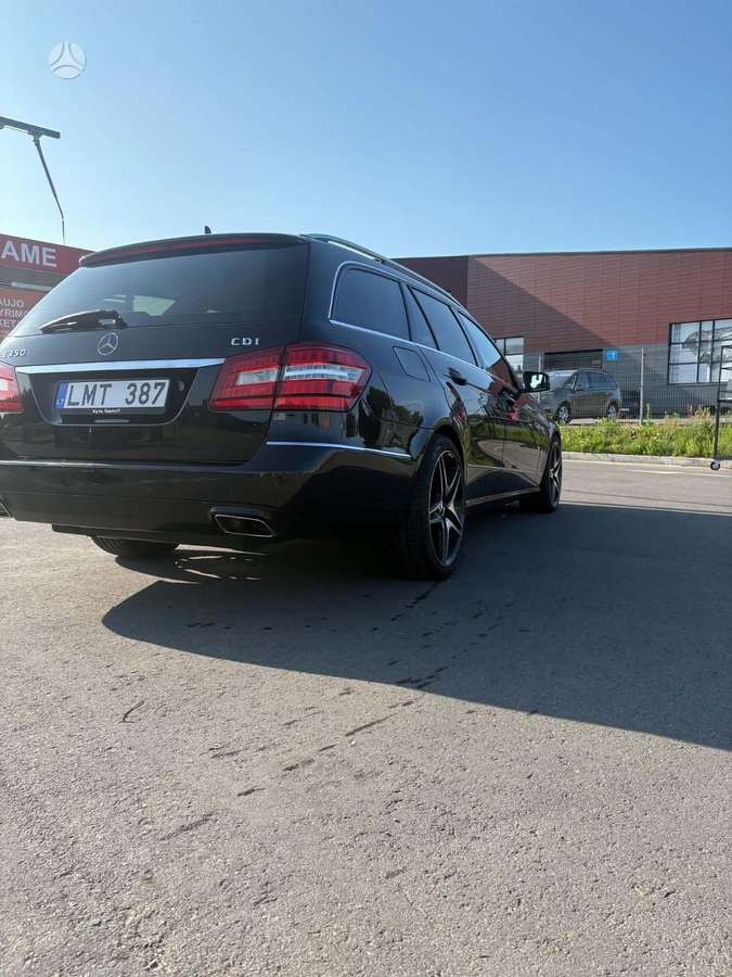 Mercedes-Benz E350 2011 — interior