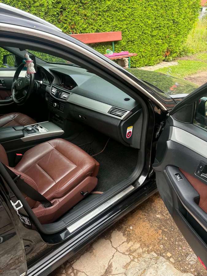 Mercedes-Benz E350 2011 — photo 7