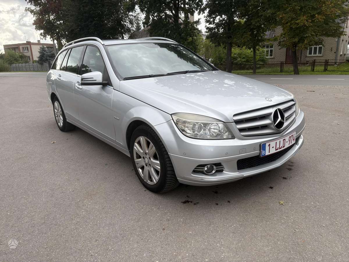 Mercedes-Benz C220 2010 — вигляд ззаду