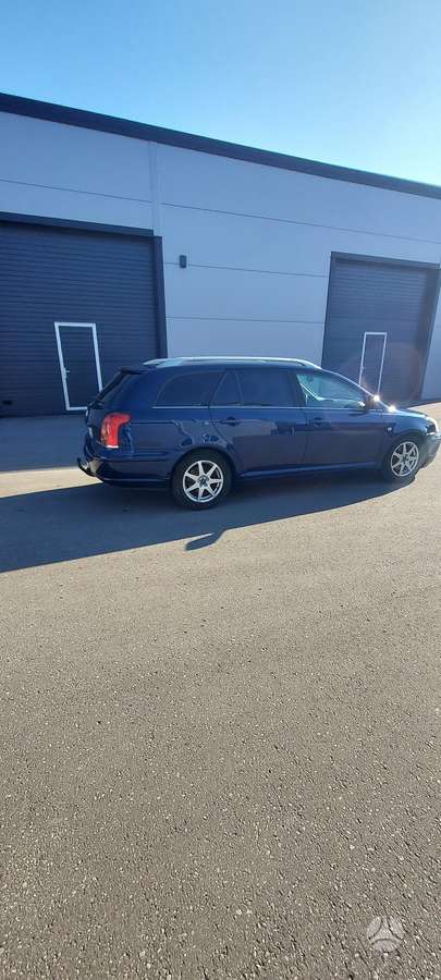 Toyota Avensis 2004 — вигляд ззаду