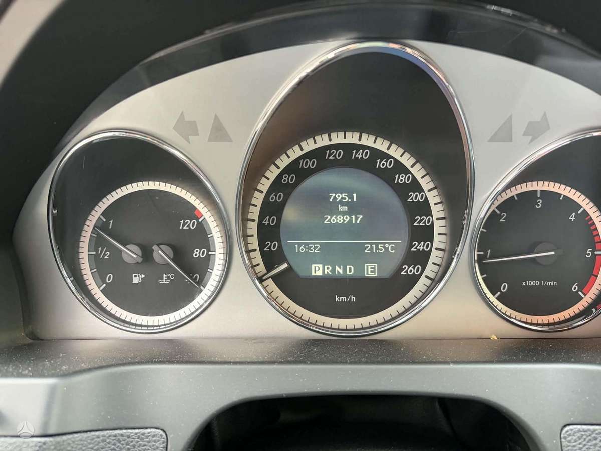 Mercedes-Benz C250 2010 — photo 12