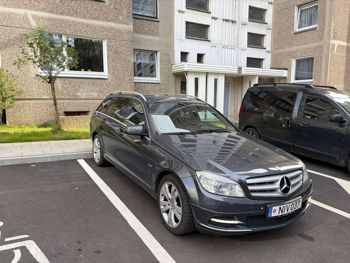 Mercedes-Benz C250 2010 — interior
