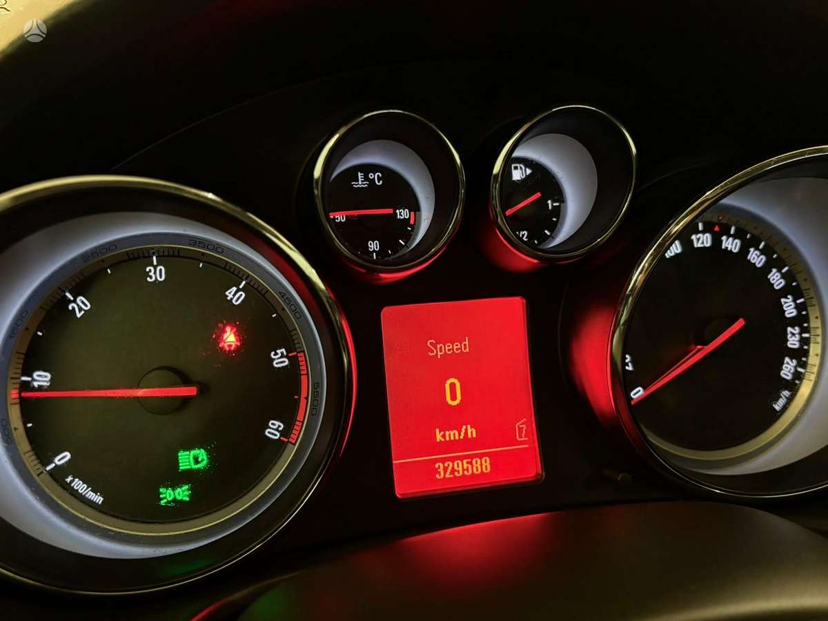 Opel Insignia 2010 — photo 10