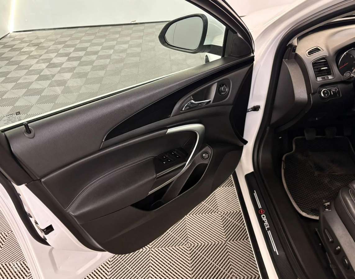 Opel Insignia 2010 — photo 20
