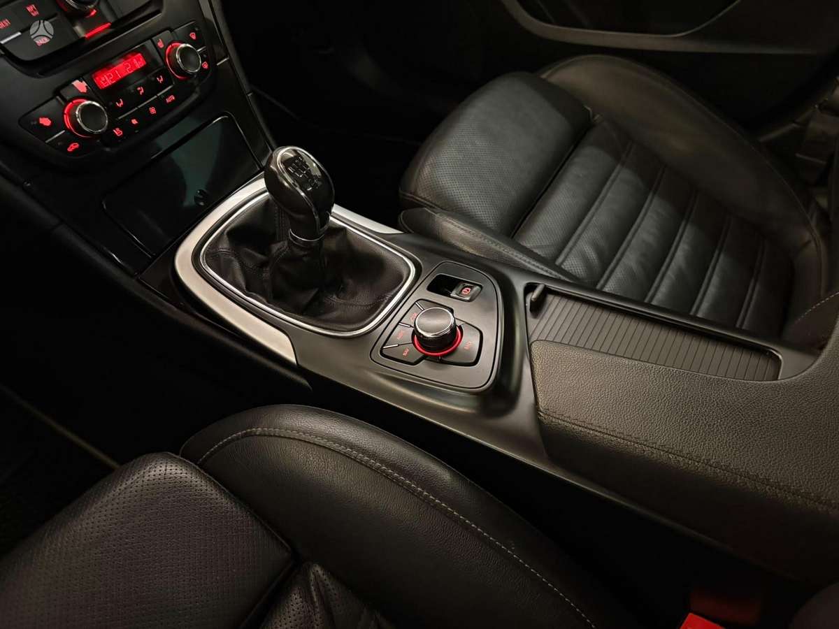 Opel Insignia 2010 — interior