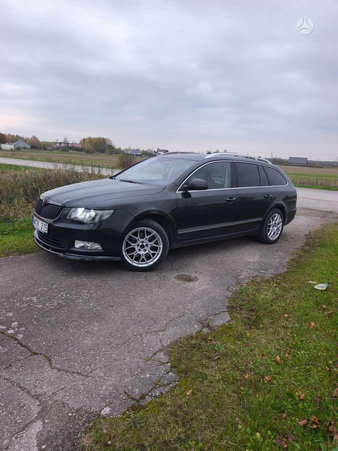 Skoda Superb 2011 — вигляд ззаду