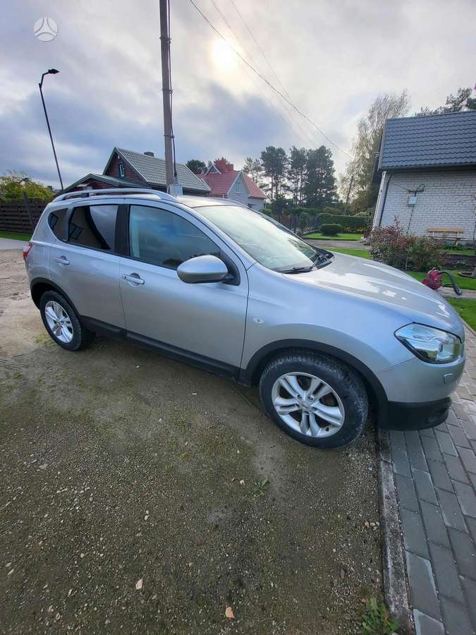 Nissan Qashqai 2011 — rear view