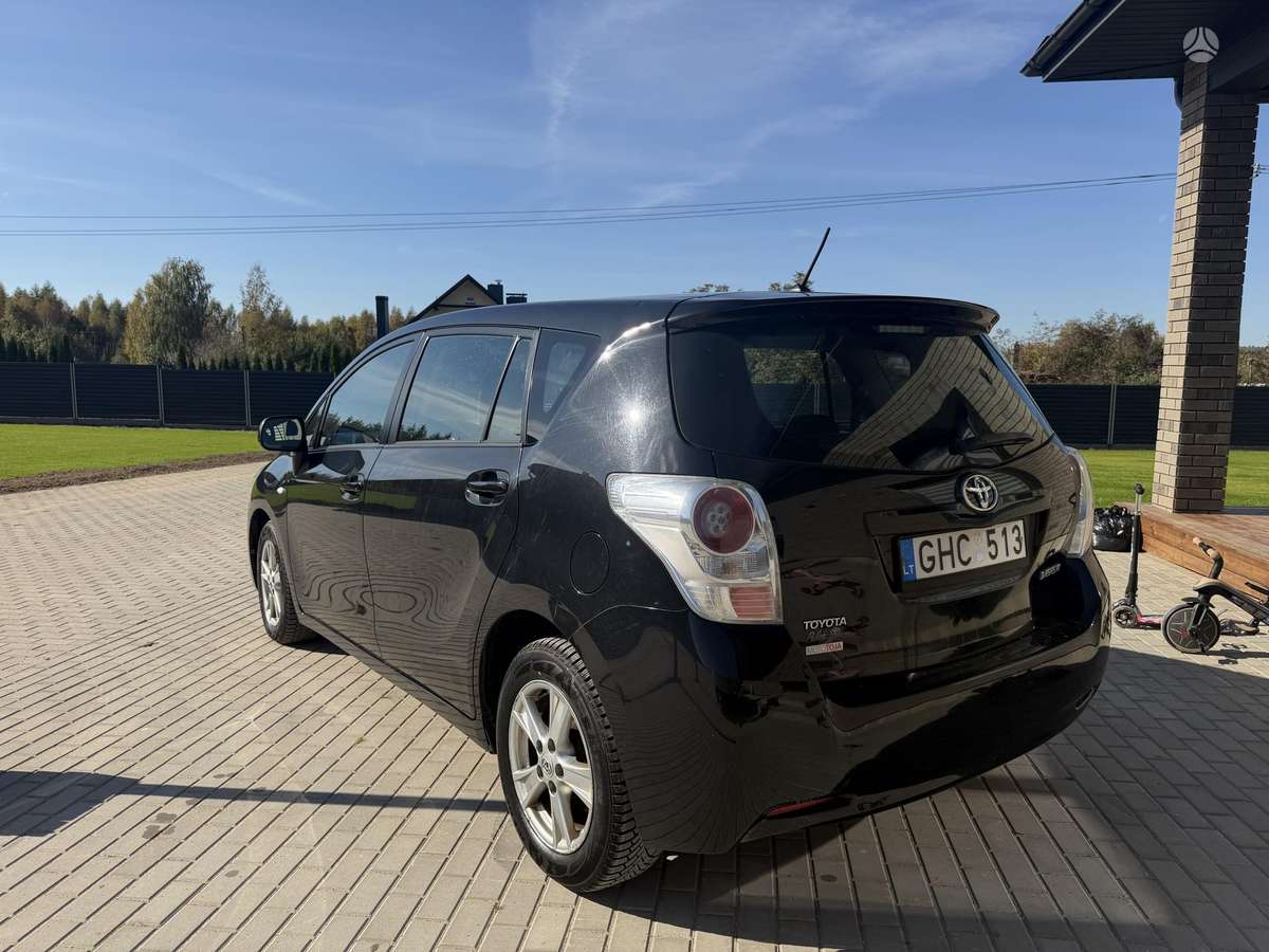 Toyota Verso 2011 — rear view