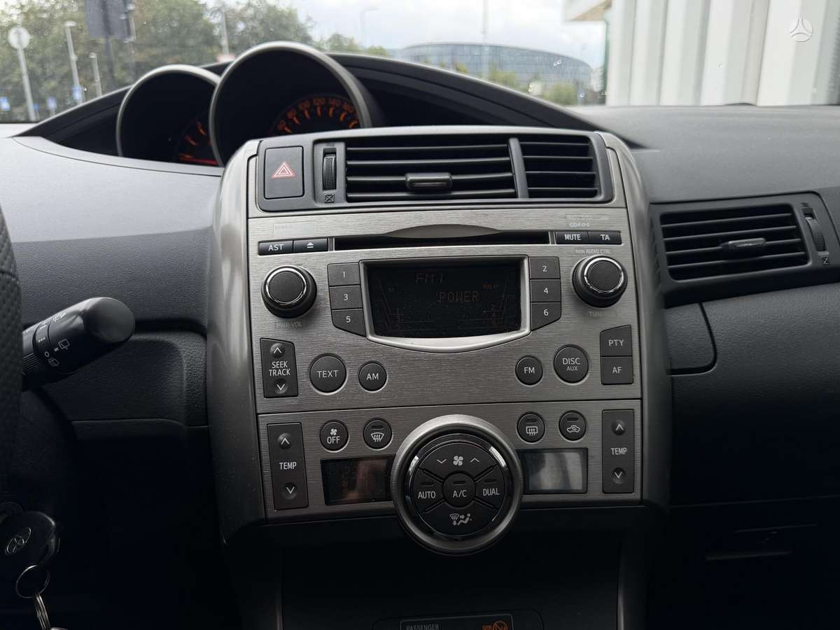 Toyota Verso 2011 — photo 8