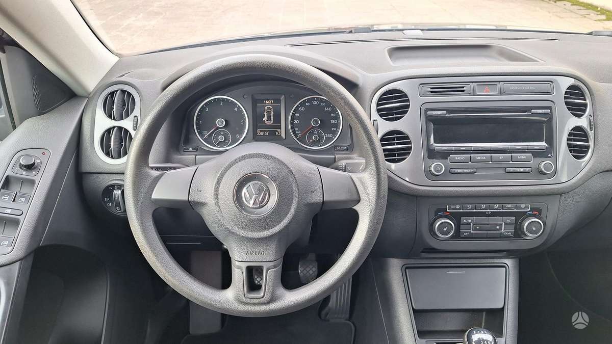 Volkswagen Tiguan 2011 — photo 16