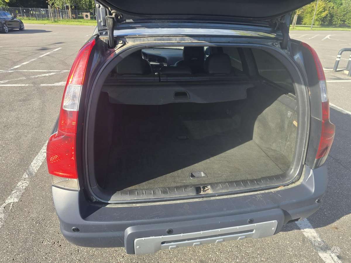 Volvo XC70 2005 — rear view