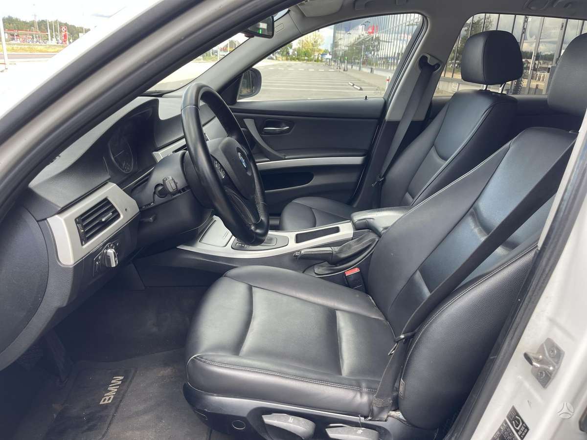 BMW 320 2010 — photo 13
