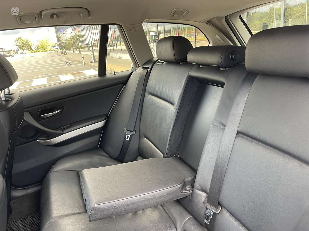 BMW 320 2010 — photo 16
