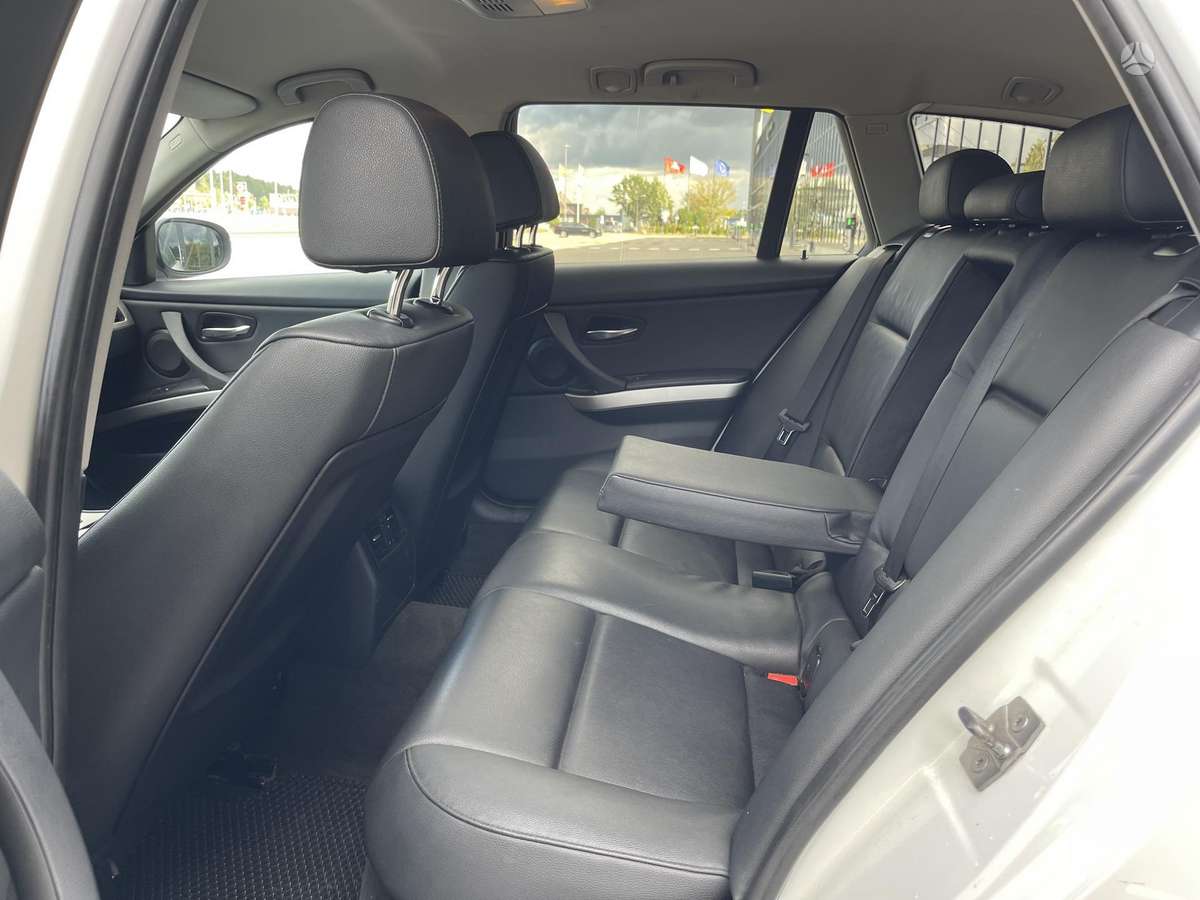 BMW 320 2010 — photo 17