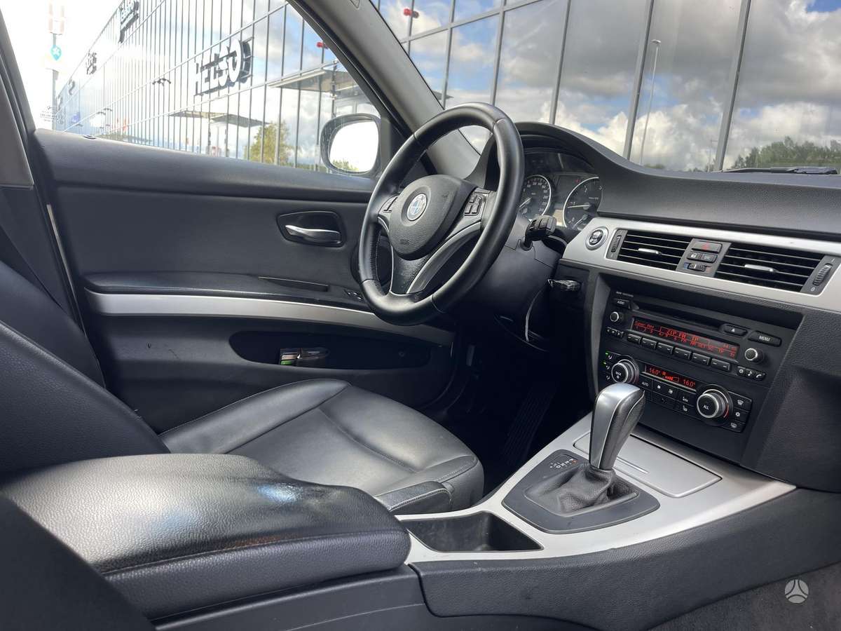 BMW 320 2010 — photo 20