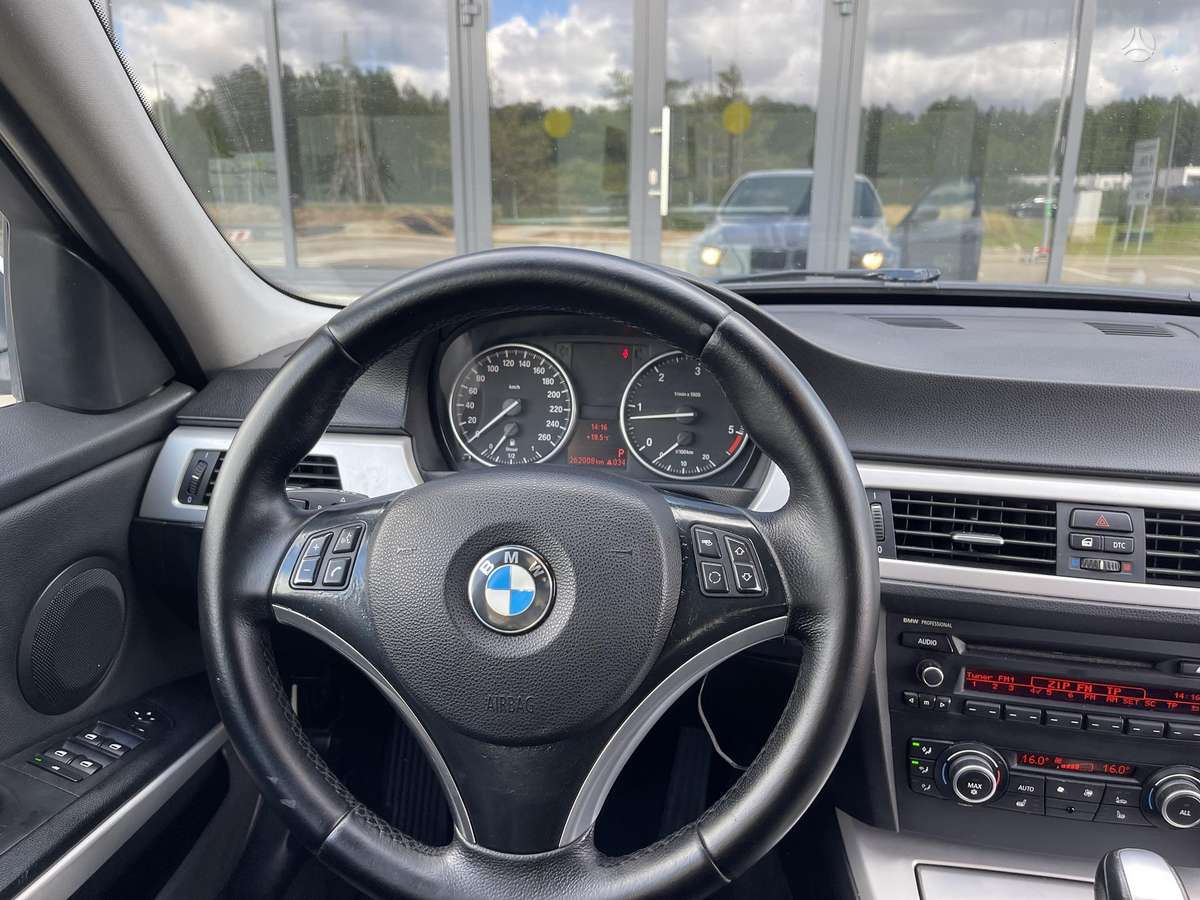 BMW 320 2010 — photo 21