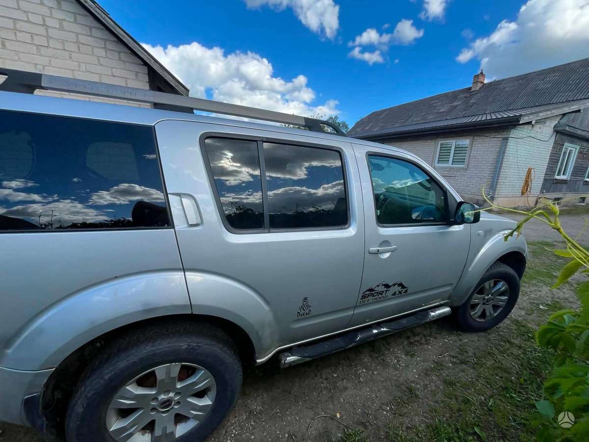 Nissan Pathfinder 2005 — салон