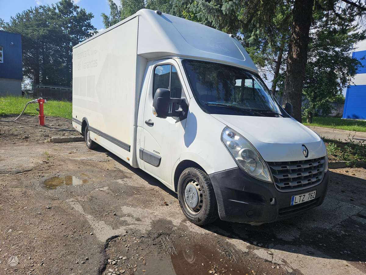 Renault Master 2011 — rear view