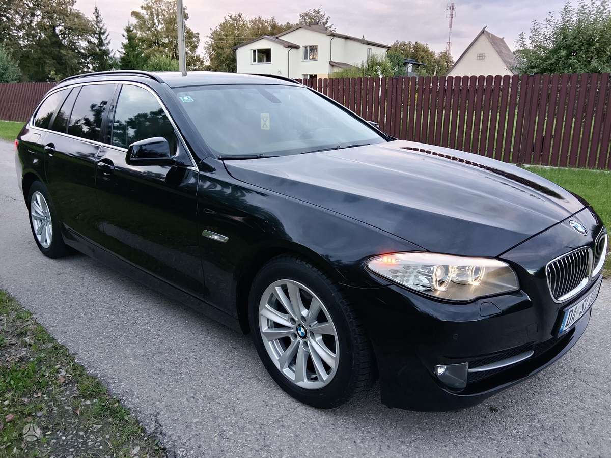 BMW 520 2011 — rear view
