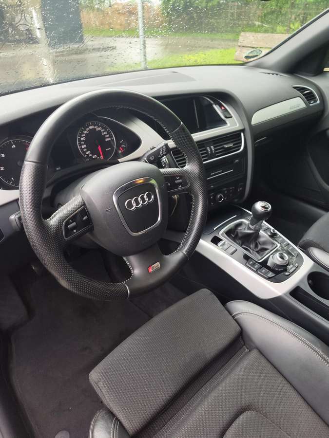 Audi A4 2010 — photo 12