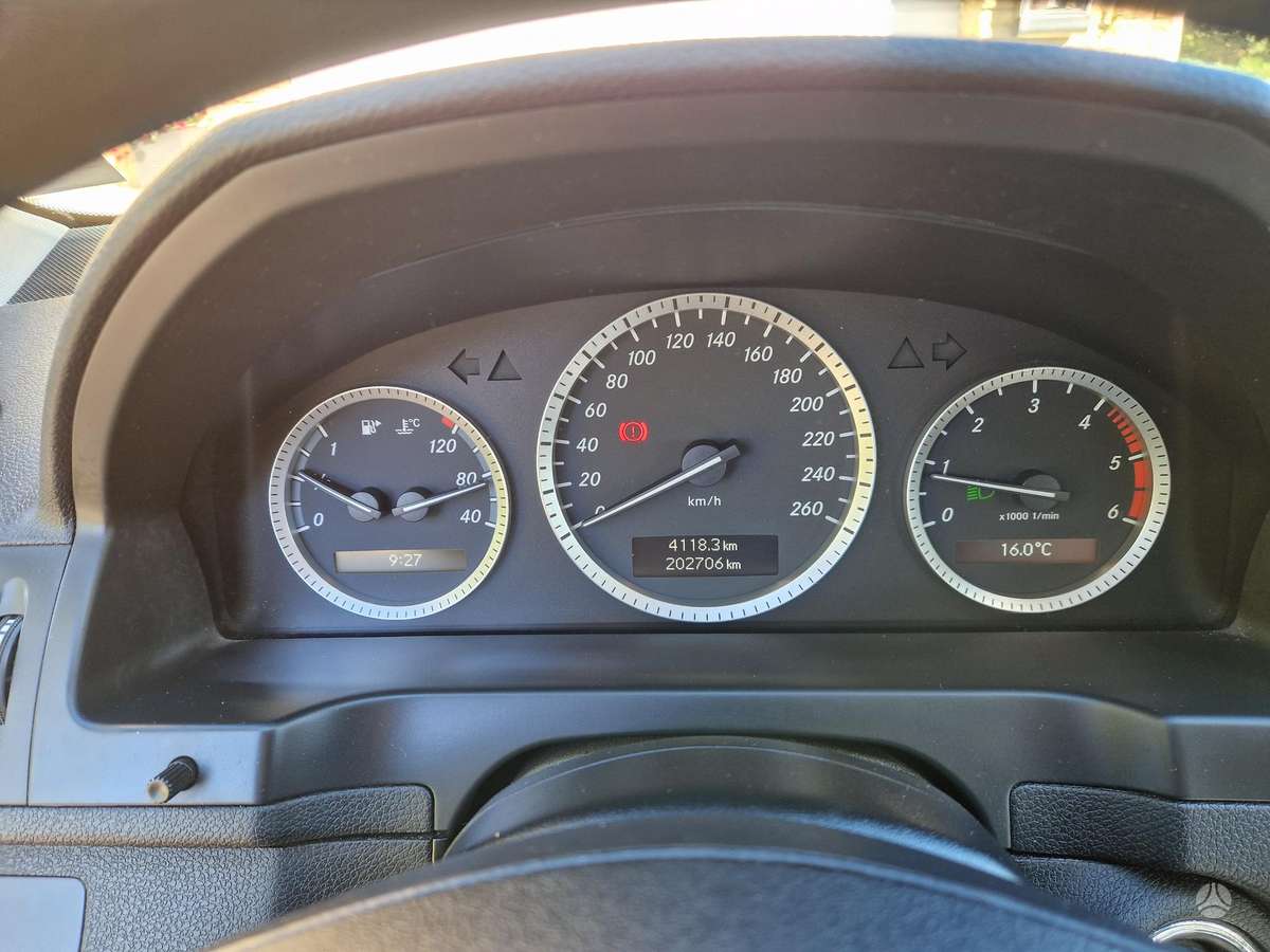 Mercedes-Benz C200 2009 — photo 8