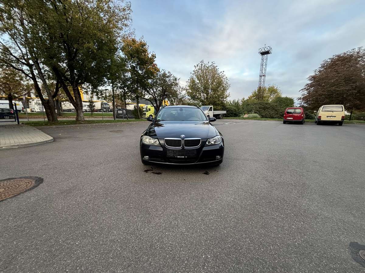 BMW 318 2008 — rear view
