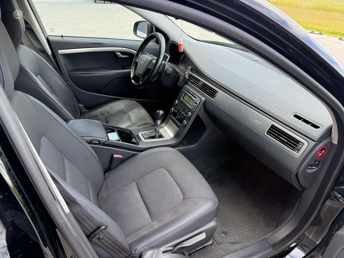 Volvo V70 2011 — photo 10