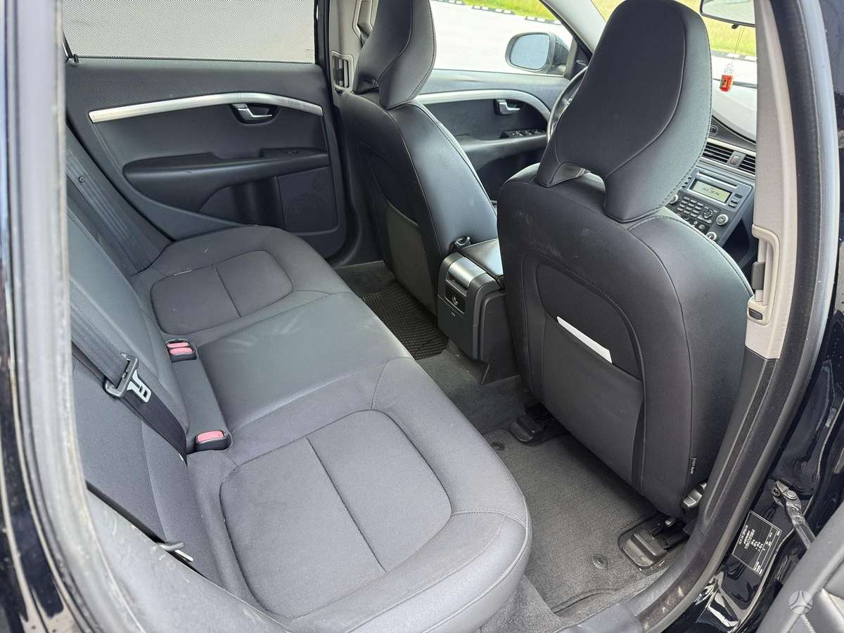 Volvo V70 2011 — photo 11
