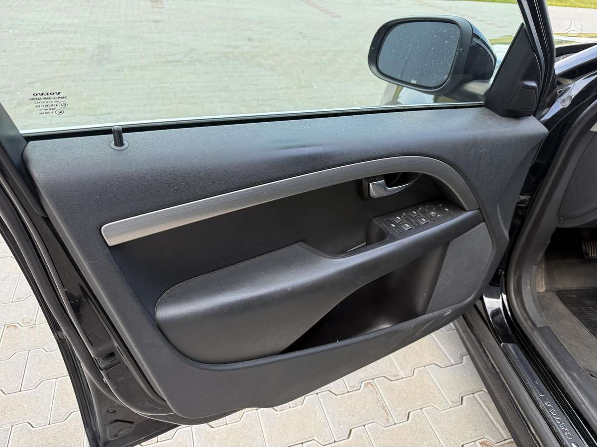 Volvo V70 2011 — photo 14