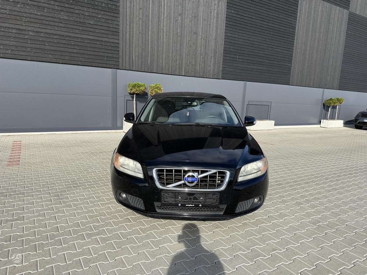 Volvo V70 2011 — rear view