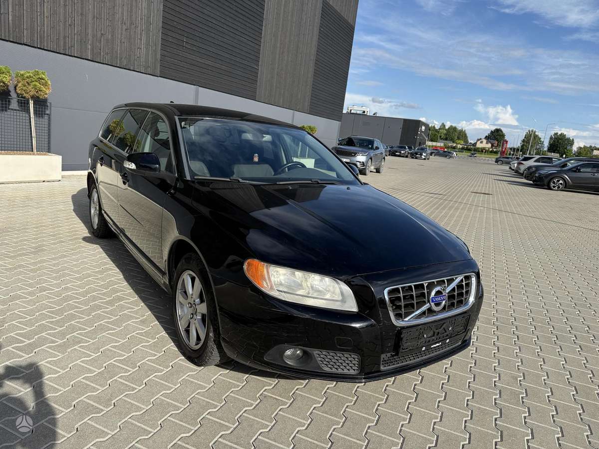Volvo V70 2011 — interior