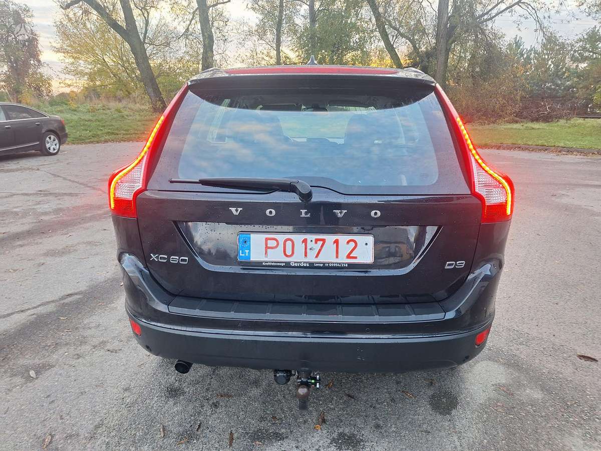 Volvo XC60 2010 — салон