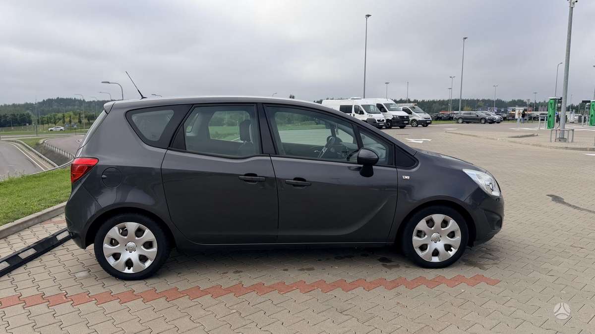 Opel Meriva 2011 — engine 1300 cm³, 95 HP (70kW)