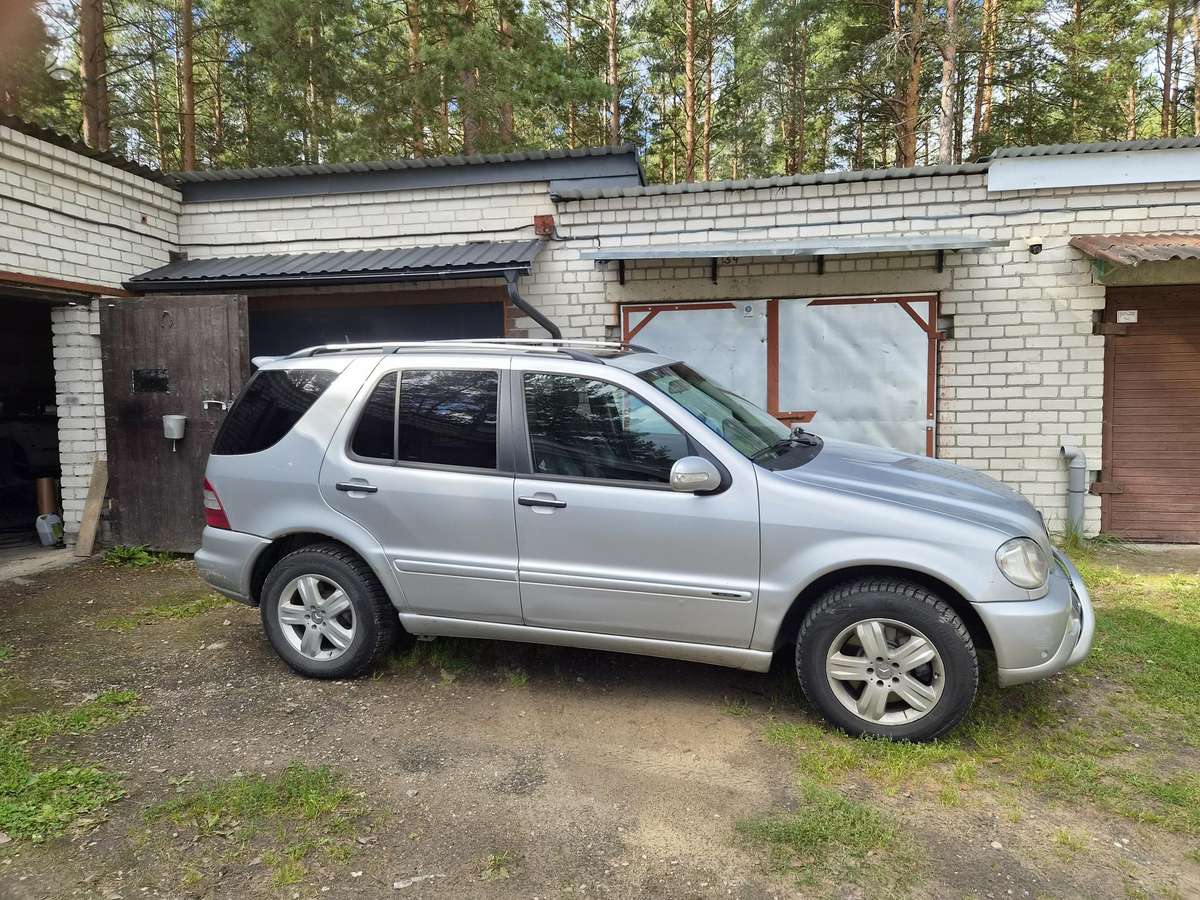 Mercedes-Benz ML270 2005 — вигляд ззаду