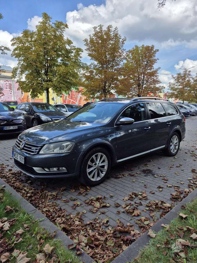 Volkswagen Passat 2012 — вигляд ззаду