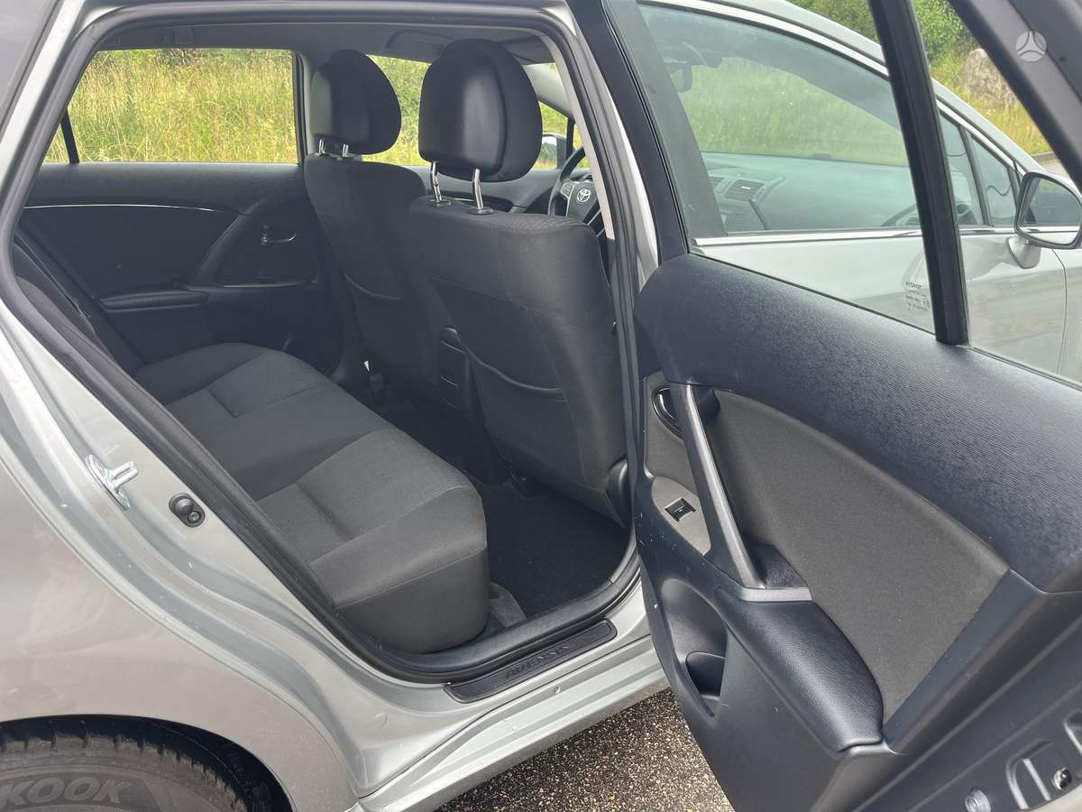 Toyota Avensis 2009 — photo 17