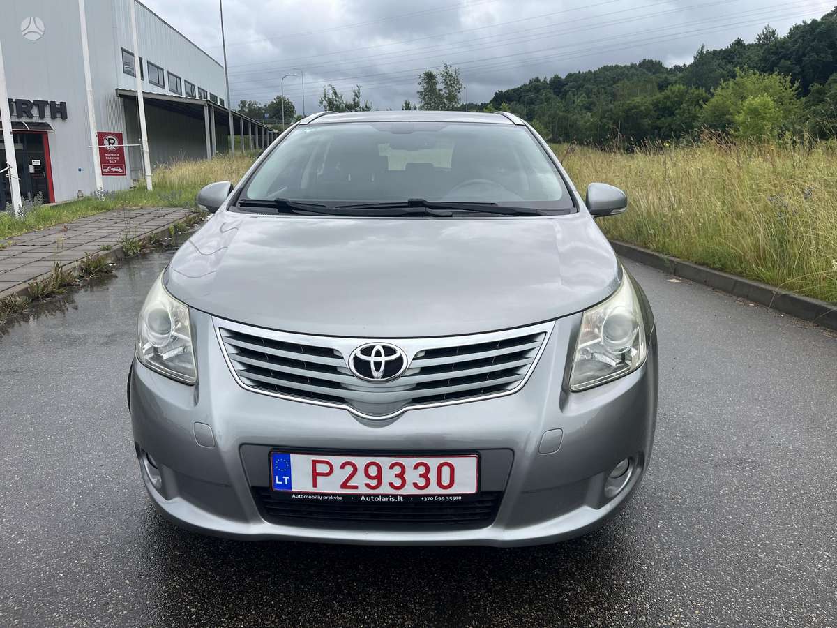 Toyota Avensis 2009 — rear view