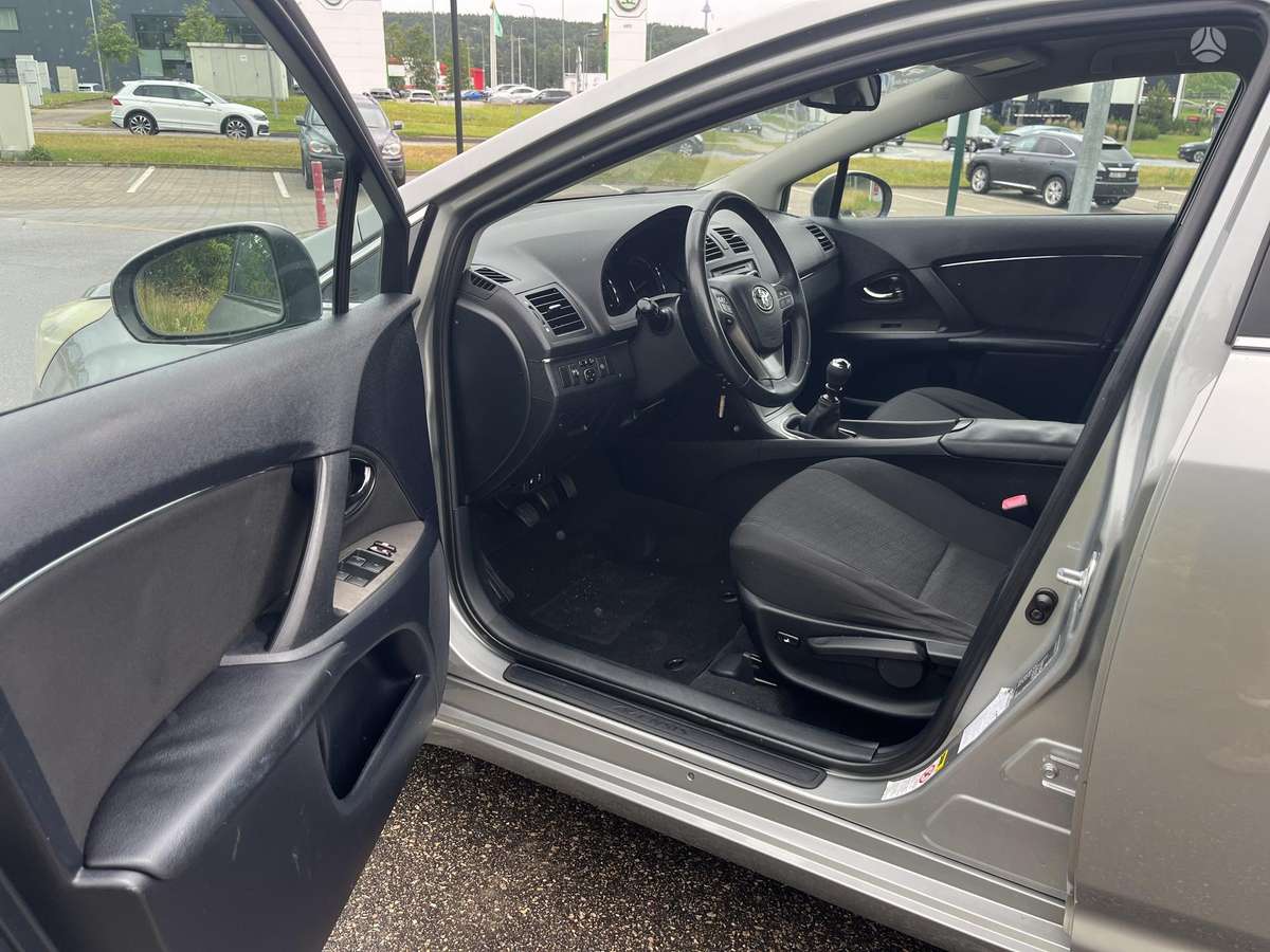 Toyota Avensis 2009 — photo 23