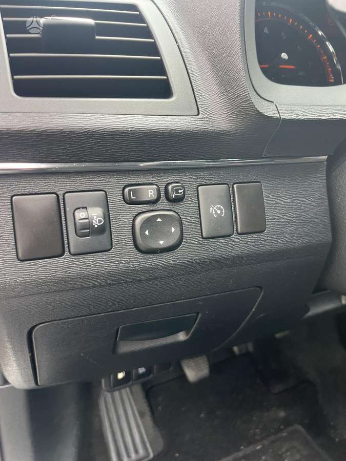 Toyota Avensis 2009 — photo 26