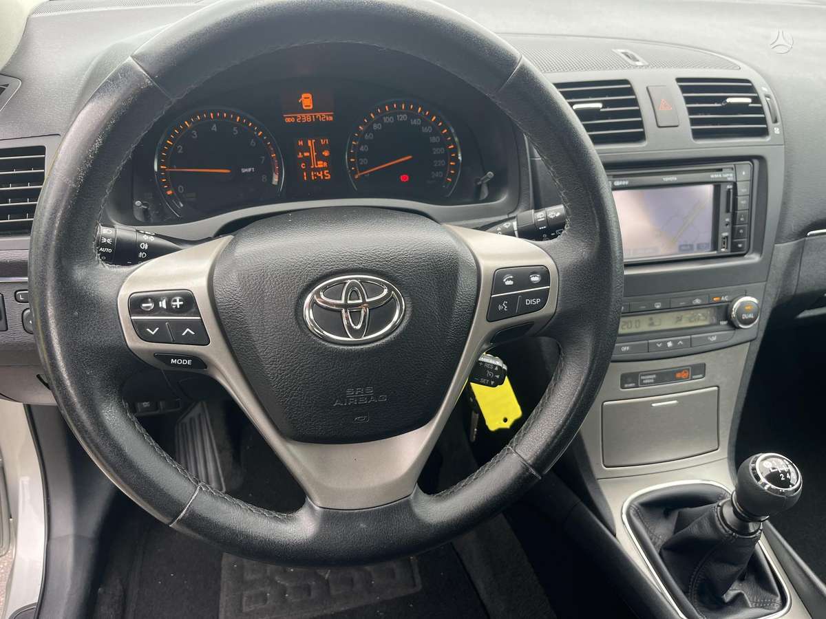 Toyota Avensis 2009 — photo 27