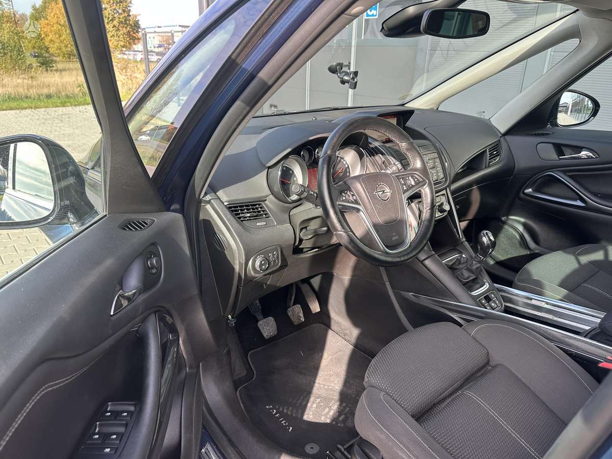 Opel Zafira 2015 — photo 17