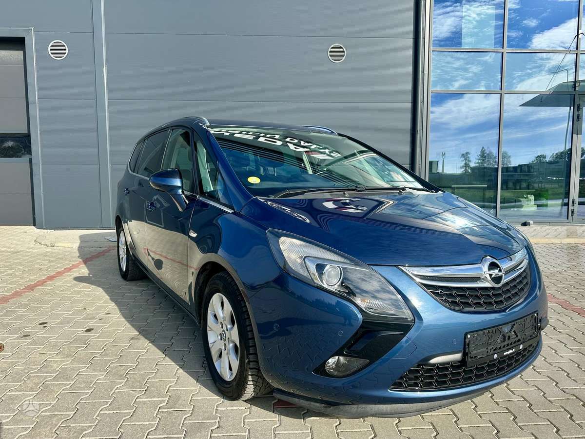 Opel Zafira 2015 — rear view