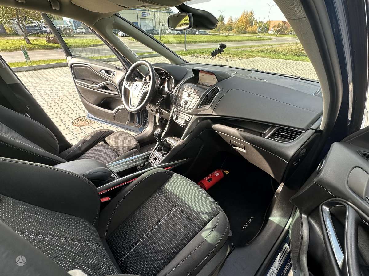Opel Zafira 2015 — photo 25